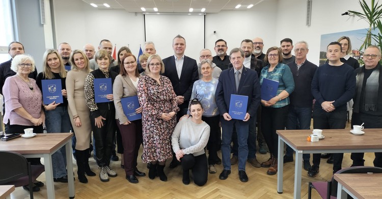 Podpisanie umów z przedstawicielami NGO - zdjęcie